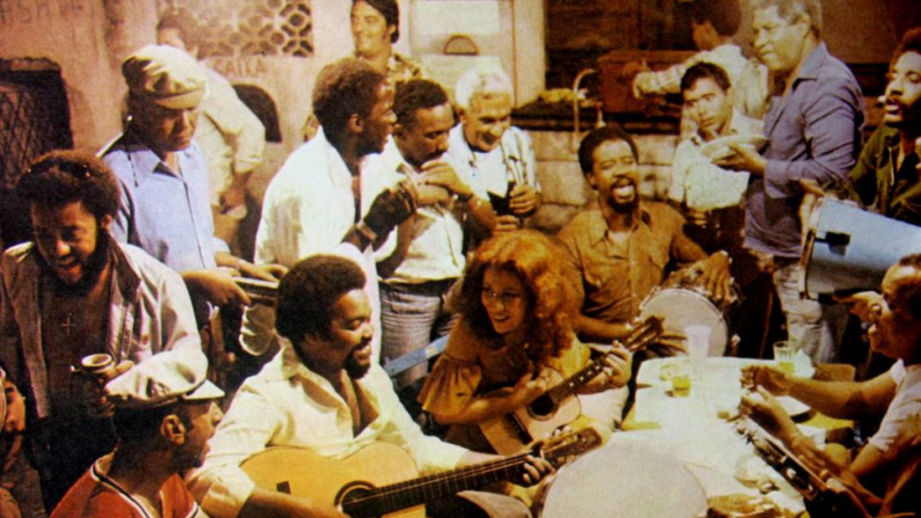 Pagode do Cacique de Ramos na Rua Uranos, Olaria. Contracapa do disco De Pé no Chão de Beth Carvalho, 1978