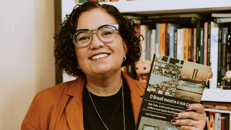 Ana Paula Gonçalves com o livro “O Brasil mostra a sua cara: ‘Vale Tudo’, a telenovela que escancarou a elite e a corrupção brasileira”. Crédito: Nathalia Serena