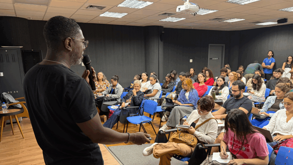 Anderson Passos conversa com os alunos do DCOM. Crédito: Carmem Petit