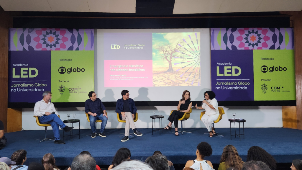 Os jornalistas convidados entrevistaram o professor da USP Paulo Artaxo. Crédito: Malu Carvalho