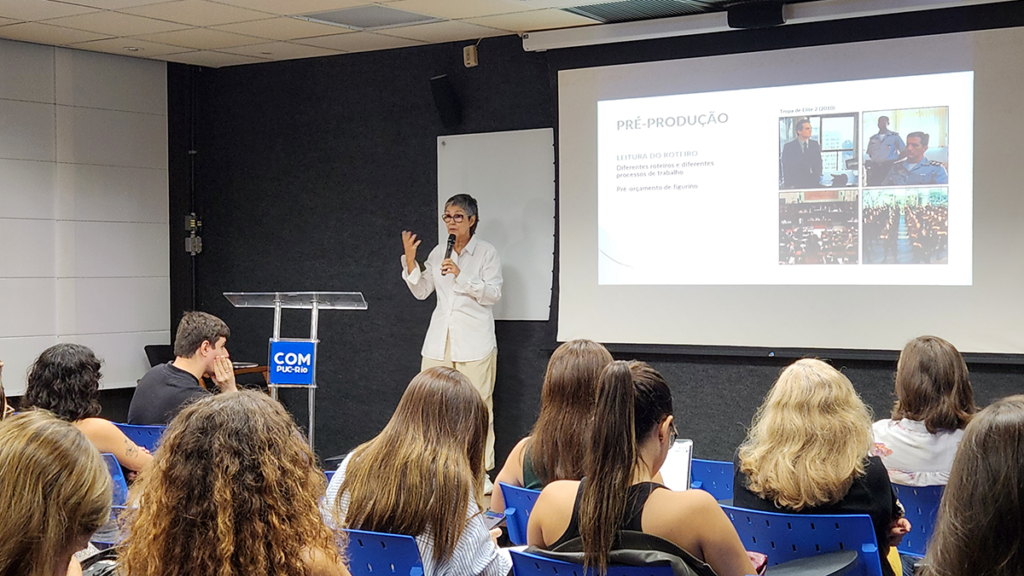 Cláudia Kopke conversa com os alunos de Comunicação sobre as produções de figurino que fez para o audiovisual. Crédito: Malu Carvalho
