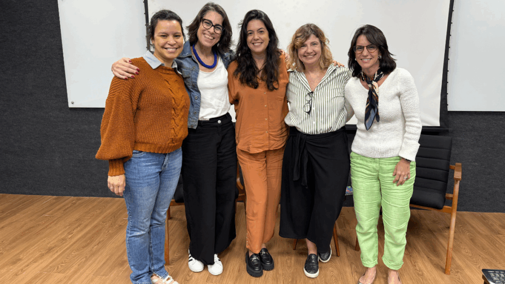 A roteirista Mariana Torres (centro) com as professoras do DCOM Alessandra Cruz (à esquerda), Carla Siqueira, Tatiana Siciliano e Bruna Aucar. Crédito: LabCOM Criação e Produção