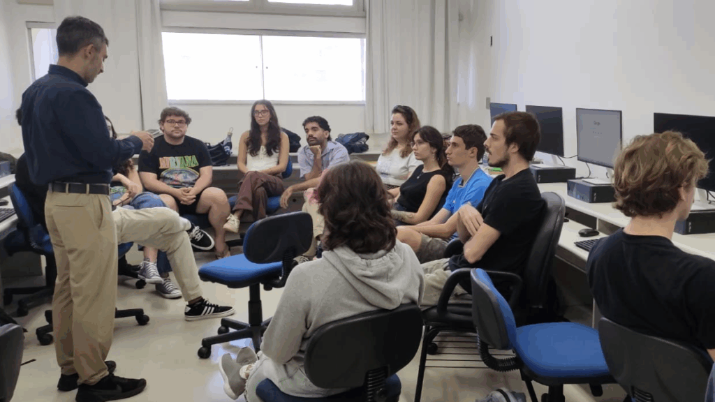 Jornalista e pesquisador Pablo Morales realiza grupo focal com estudantes. Crédito: Carmem Petit