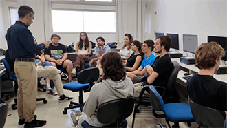 Jornalista e pesquisador Pablo Morales realiza grupo focal com estudantes. Crédito: Carmem Petit