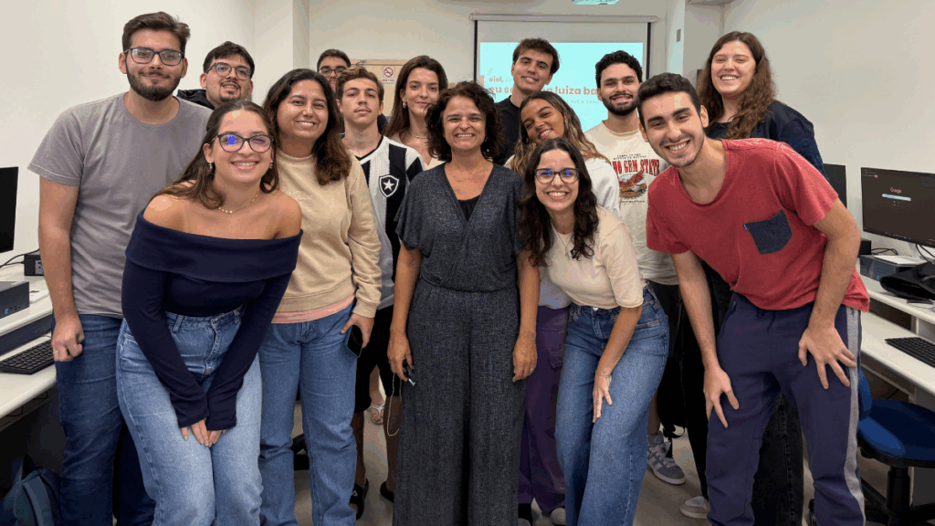 Alunos de Jornalismo ao lado da professora Ítala Maduell e da repórter Anna Luiza Barreto, durante encontro na PUC-Rio. Crédito: Júlia Setta