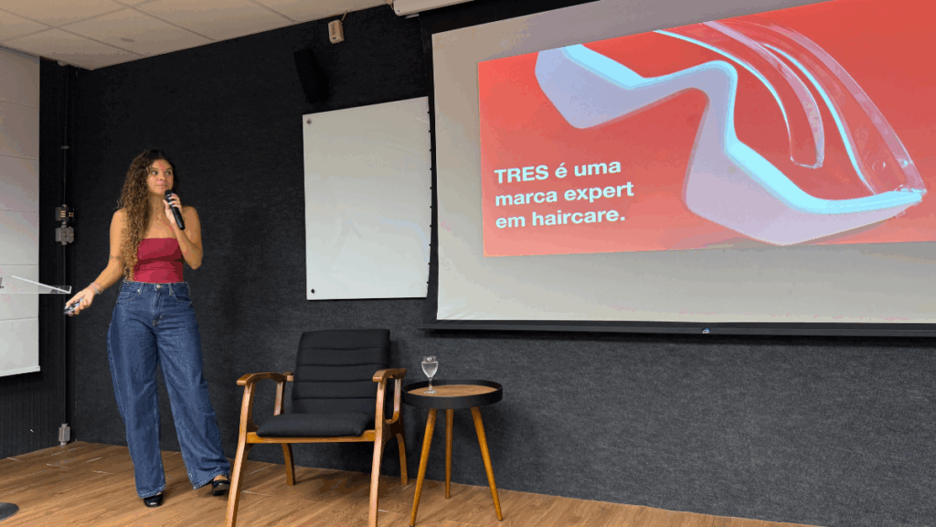 Ex-aluna do DCOM, Ana Clara Meirelles Ribeiro conta os bastidores da campanha viral da TRESemmé. Crédito: Alessandra Cruz