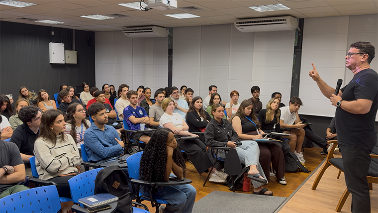 Alunos lotaram a sala K-102. Crédito: João Gustavo Cota