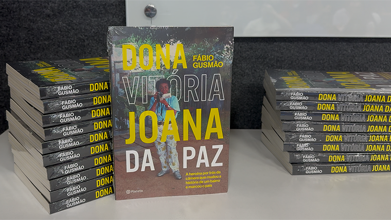Exemplares do livro “Dona Vitória Joana da Paz”. Crédito: João Gustavo Cota