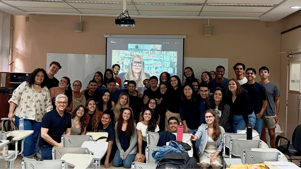 Alunos de Jornalismo participam de conversa ao vivo com a correspondente internacional Ilze Scamparini. Crédito: Ítalo Modesto