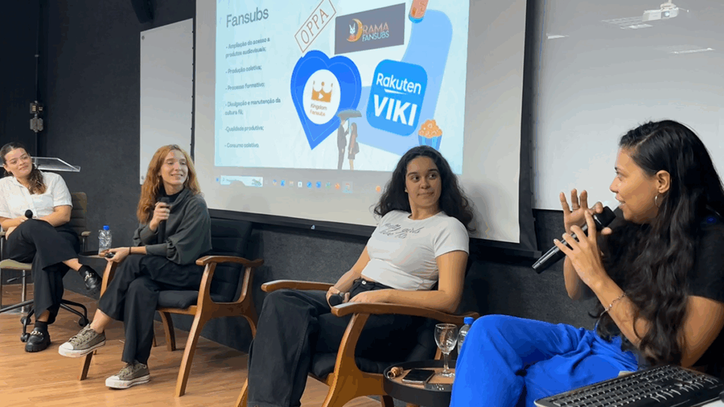Alunas da Graduação e doutoranda conversam sobre K-pop e juventude em encontro promovido pelo LabJux. Crédito: Malu Carvalho.
