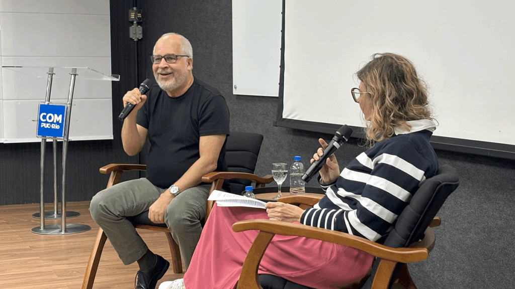 No ResenhaCOM, a professora Tatiana Siciliano e o autor e ex-aluno Emanuel Jacobina conversaram sobre melodrama. Crédito: Malu Carvalho