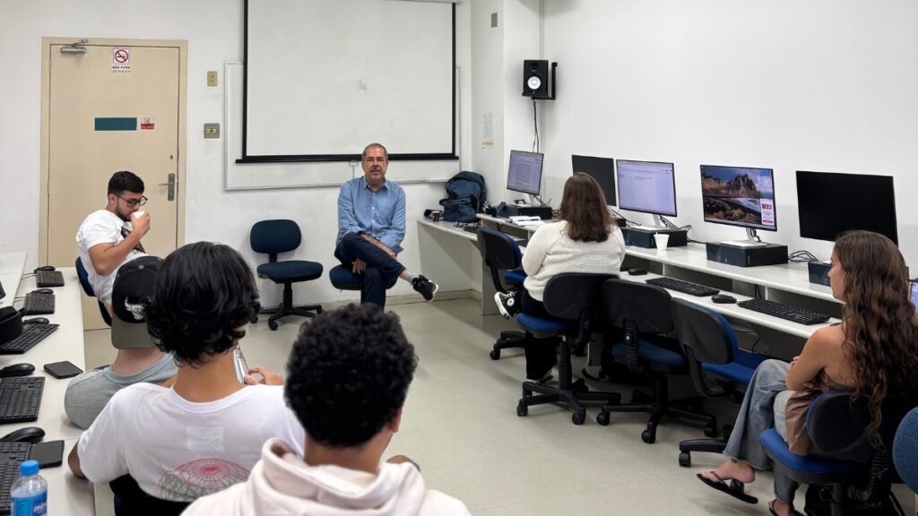 Professor Chico Otavio orientou alunos de Jornalismo em coberturas especiais.