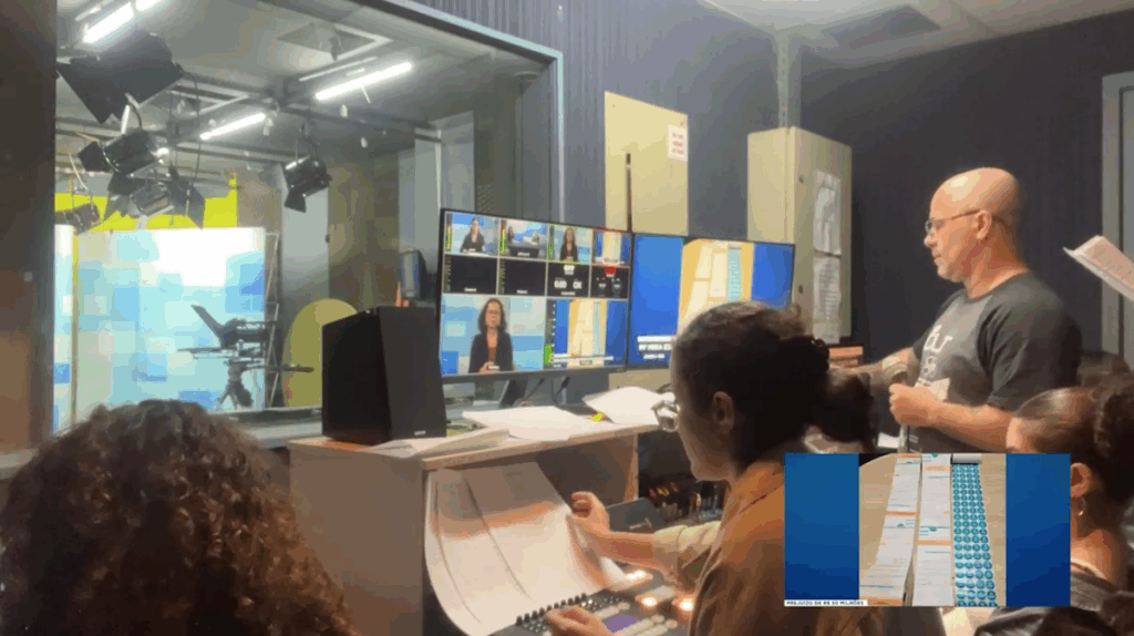 Turmas do professor Carlos Alves experimentam a produção de telejornais.