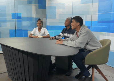 Alunos do Colégio Estadual André Maurois conhecem o estúdio de TV. Crédito: LabCOM Criação e Produção. (1/4)