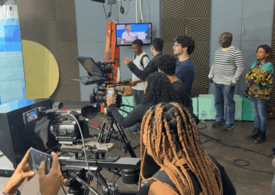 Alunos do Colégio Estadual André Maurois conhecem o estúdio de TV. Crédito: LabCOM Criação e Produção. (4/4)
