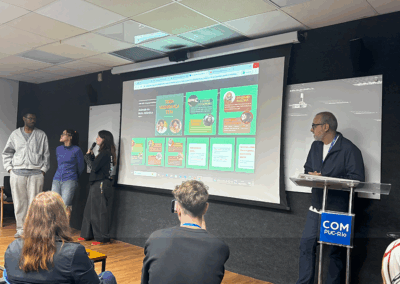 Alunos apresentam trabalhos produzidos nas disciplinas extensionistas. Crédito: Malu Carvalho