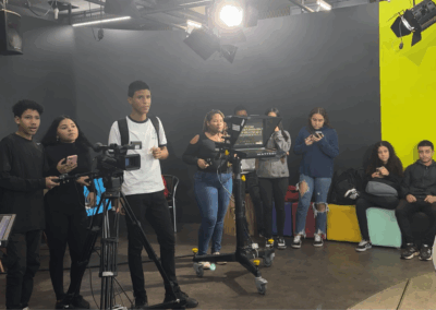 Alunos do Colégio Estadual André Maurois conhecem o estúdio de TV. Crédito: LabCOM Criação e Produção. (2/4)