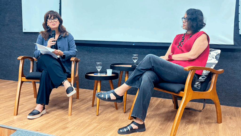 A professora Claudia Sarmento (PPGCOM/PUC-Rio) e a jornalista Ana Lucia Azevedo no ResenhaCOM de agosto.