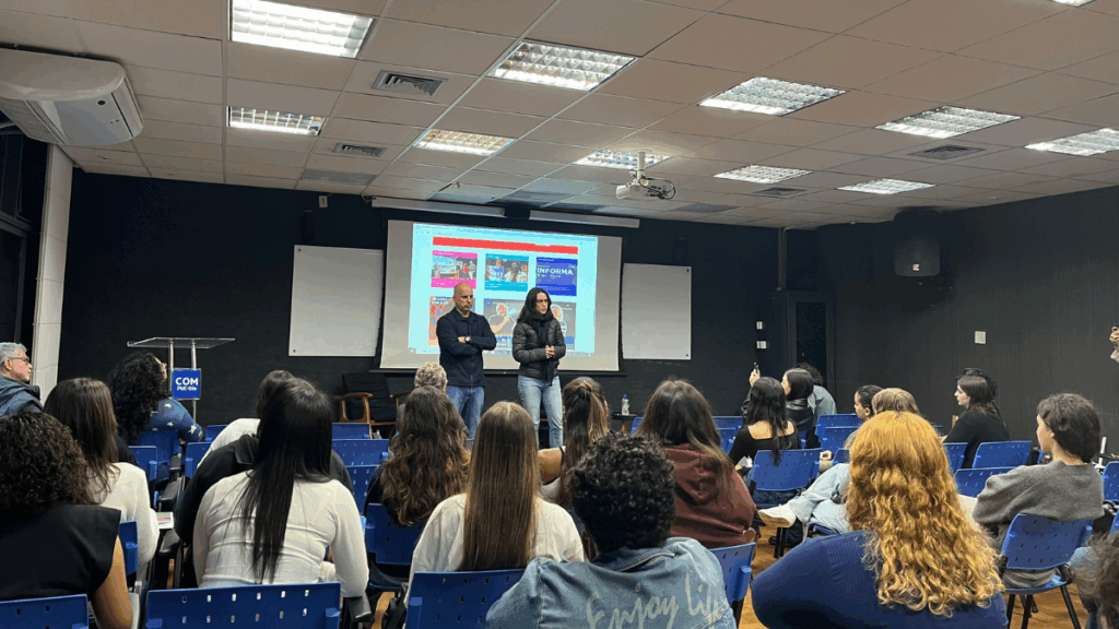 O Diretor do Departamento, Arthur Ituassu, e a Coordenadora de Graduação, Bruna Aucar, recebem os calouros na K102. Crédito: Malu Carvalho.