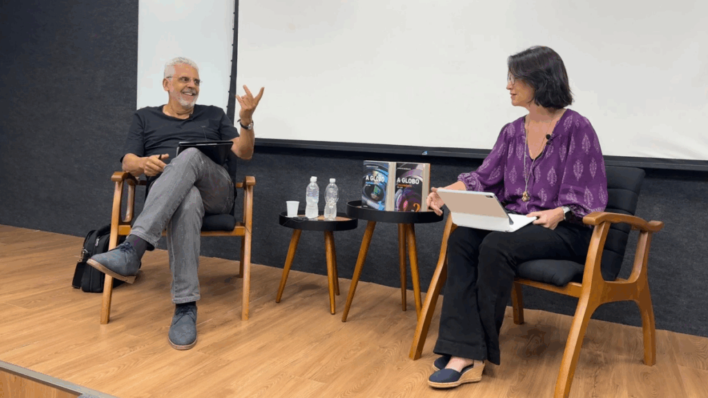 Ernesto Rodrigues e a professora Bruna Aucar durante ResenhaCOM. Créditos: Clara Coutinho