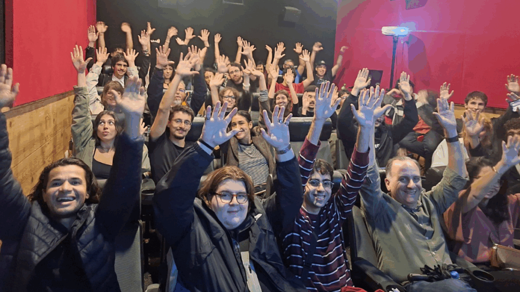 Alunos e convidados comemoram mostra “Nelson Vezes Nove”. Crédito: Flávio Kactuz.