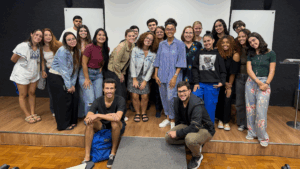 Karolaine Silva, a professora Lilian Saback e alunos de Jornalismo e Cidadania. Crédito: LabCOM Criação e Produção.
