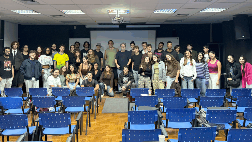 Cineasta Cavi Borges e professor Flávio Kactuz com alunos do DCOM. Crédito: Felipe Moraes