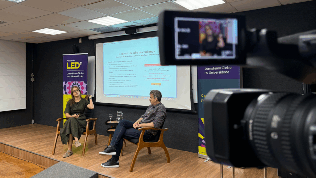 Tatiana Dourado e o professor Miguel Jost debatem sobre os impactos da desinformação. Crédito: LabCOM Criação e Produção. 
