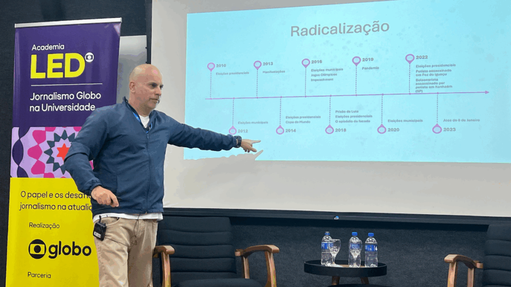 Professor e pesquisador Arthur Ituassu debate jornalismo e democracia durante aula. Crédito: Malu Carvalho.