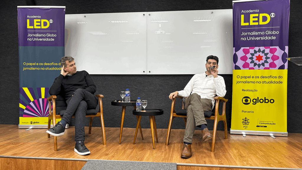 Professores Miguel Jost e Marcelo Alves conversam sobre dinâmicas da comunicação conectadas à IA. Crédito: Malu Carvalho.
