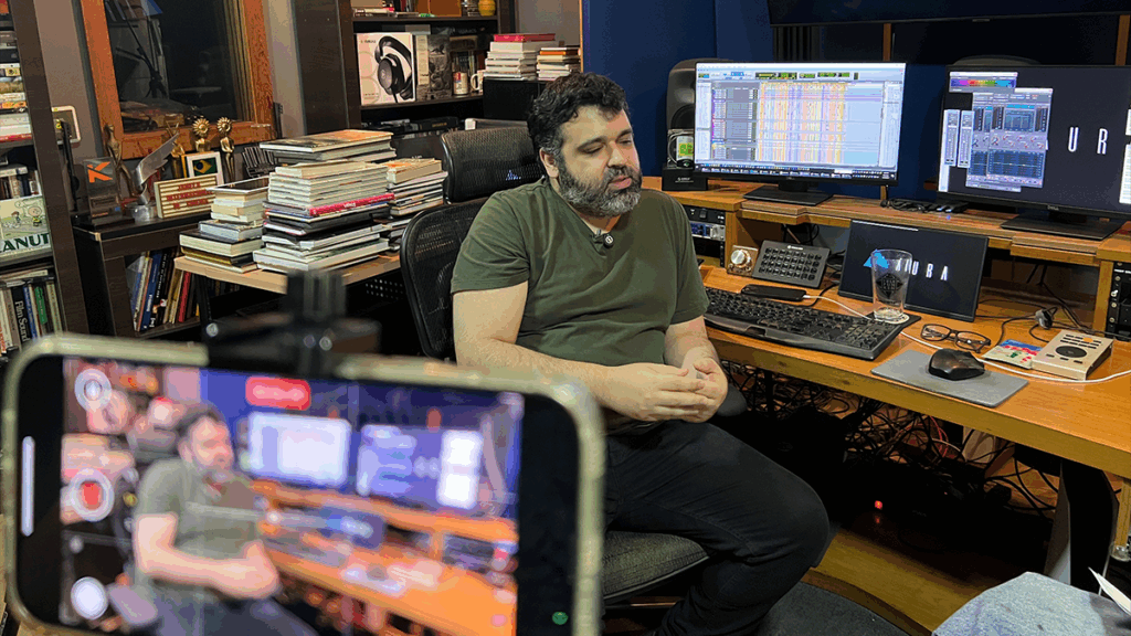 Bernardo Uzeda em seu estúdio, Aura Post, na Lagoa. Crédito: LabCOM Criação e Produção.