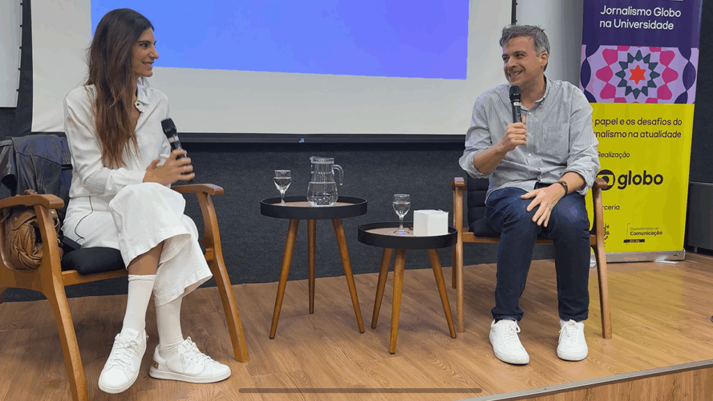 A jornalista Andréia Sadi e o professor Miguel Jost durante a aula. Crédito: Malu Carvalho.
