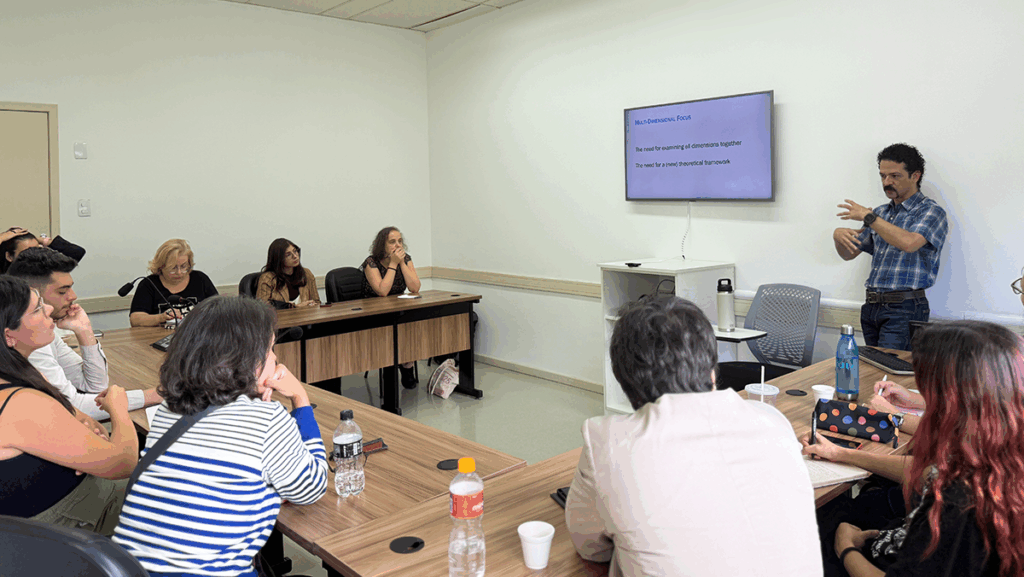 Pesquisador iraniano Ehsan Dehghan (Queensland University of Technology) no encontro com docentes e discentes. Foto: Julia Setta.