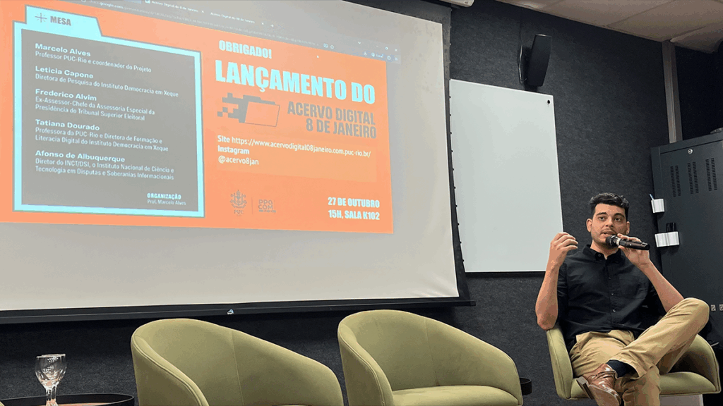 O professor e pesquisador Marcelo Alves (PPGCOM/PUC-Rio) durante a apresentação do Acervo Digital 8 de Janeiro. Crédito: LabCOM Criação e Produção.