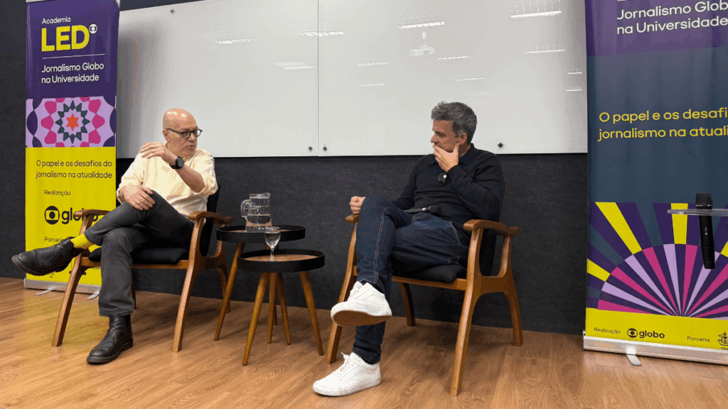 Professores Arthur Dapieve e Miguel Jost durante aula do Seminário Globo/DCOM. Crédito: Clara Coutinho.