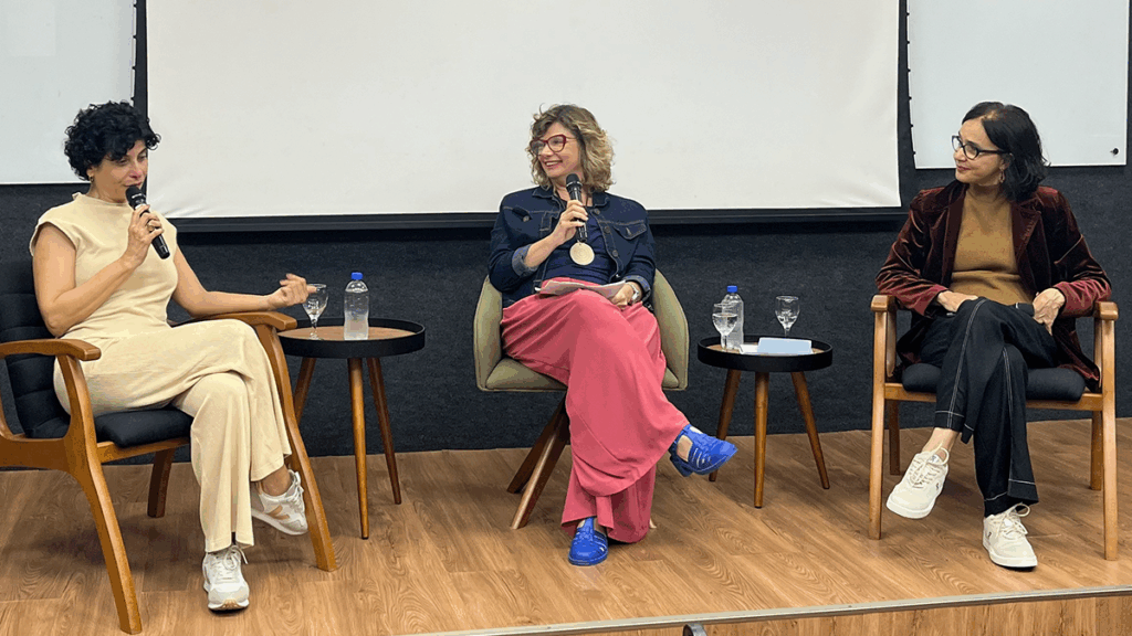 As professoras e pesquisadoras Ana Paula Goulart Ribeiro (ECO-PÓS/UFRJ), Tatiana Siciliano (PPGCOM/PUC-Rio) e Andréa França (PPGCOM/PUC-Rio) durante o encontro. Crédito: Gabriel Darriba.
