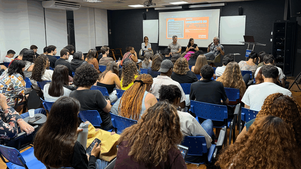 A professora Tatiana Dourado (PPGCOM/PUC-Rio), Frederico Alvim, Leticia Capone e Afonso Albuquerque durante o debate. Crédito: LabCOM Criação e Produção.