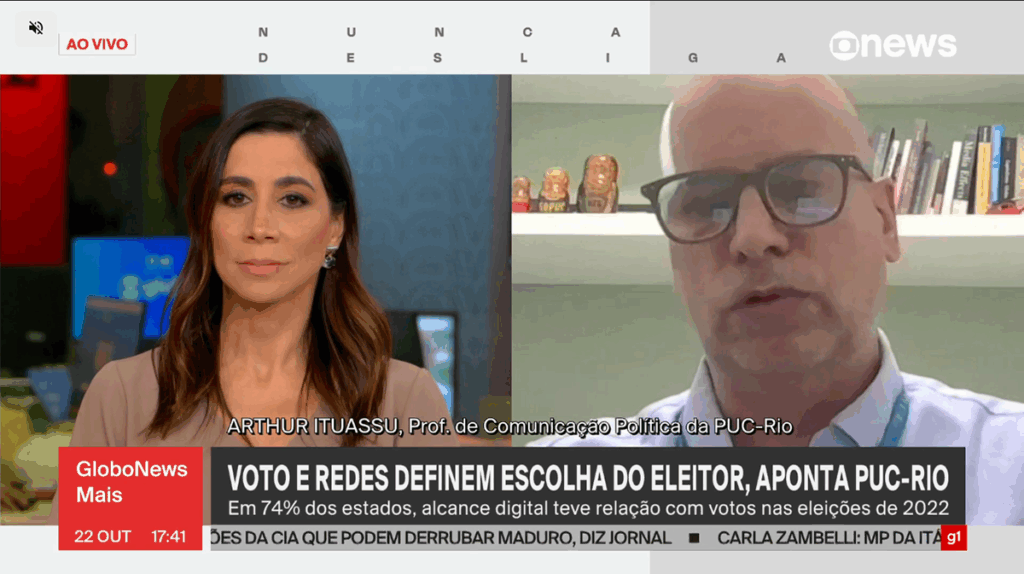 A jornalista Julia Duailibi entrevista o professor Arthur Ituassu. Reprodução: GloboNews.