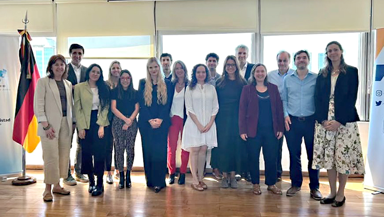 A professora pesquisadora Tatiana Dourado (PPGCOM/PUC-Rio), ao centro, de verde, com participantes do Social Media and the Internet as a Challenge for Democracy. Crédito: Acervo pessoal.