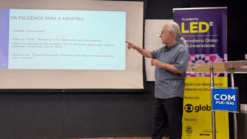 Professor Leonel Aguiar explica o termo ‘mentira’ para os alunos. Crédito: LabCOM Produção.
