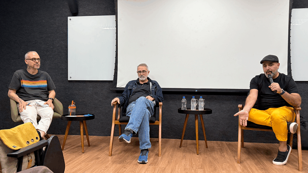 Sergio Mota conversa com Thiago Pimentel e Marcelo Gomes sobre o processo de produção da série ‘Máscaras de Oxigênio não Cairão Automaticamente’.