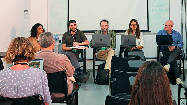 Em mesa da AoIR, Sahana Udapa, Marcelo Alves, Michael Best, Tatiana Dourado e Herman Wasserman. Foto: Lorrana Melo.
