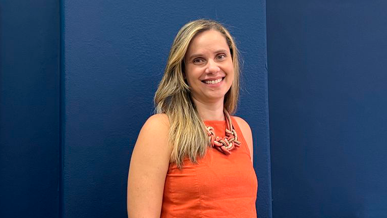 Professora Fabiana Crispino é ex-aluna de Jornalismo e de Publicidade e Propaganda do DCOM. Foto: Gabriel Darriba.