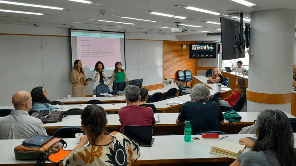 A professora e pesquisadora Patrícia Machado (ao centro), cofundadora da rede Repia, na abertura do encontro. Foto: Mariana Costa.