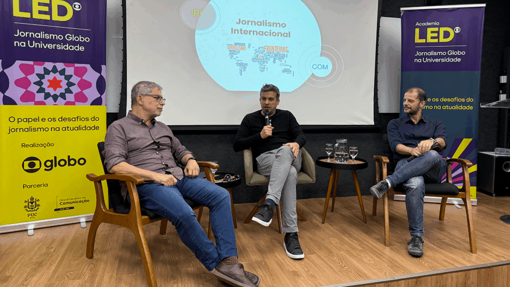Professores Mauro Silveira, Miguel Jost e Alexandre Santos durante a aula. Crédito: LabCOM Criação e Produção.
