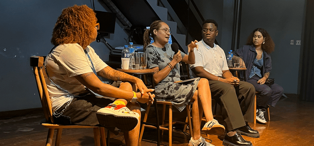 Professoras Elaine Vidal e Aza Njeri, Dan Mendes e Isabele Brum durante bate papo. Crédito: Gabriel Darriba.