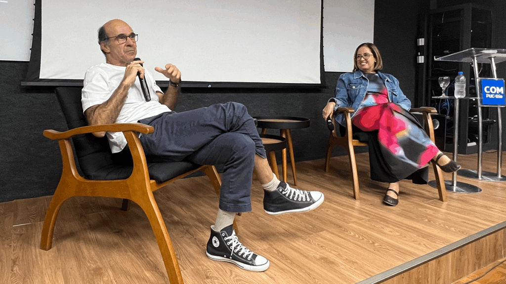 George Moura e a professora Letícia Hees em bate-papo com estudantes. Crédito: Gabriel Darriba.