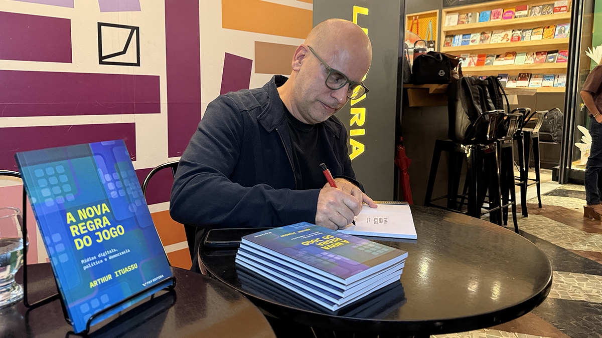 Professor e pesquisador Arthur Ituassu durante o lançamento. Crédito: LabCOM Criação e Produção.