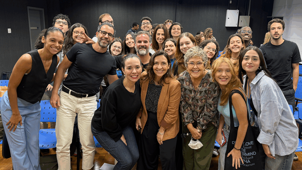 Crédito: Manuel Falcão, Viridiana Bertolini e a professora Cristina Bravo com alunos. Crédito: LabCOM Criação e Produção.
