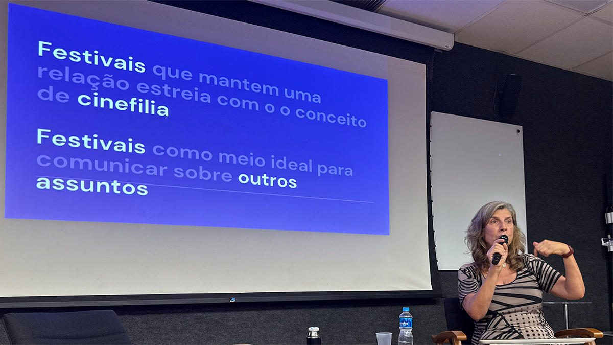 Tetê Mattos durante palestra para alunos de Cinema e Audiovisual: Desafios. Crédito: LabCOM criação e produção.  